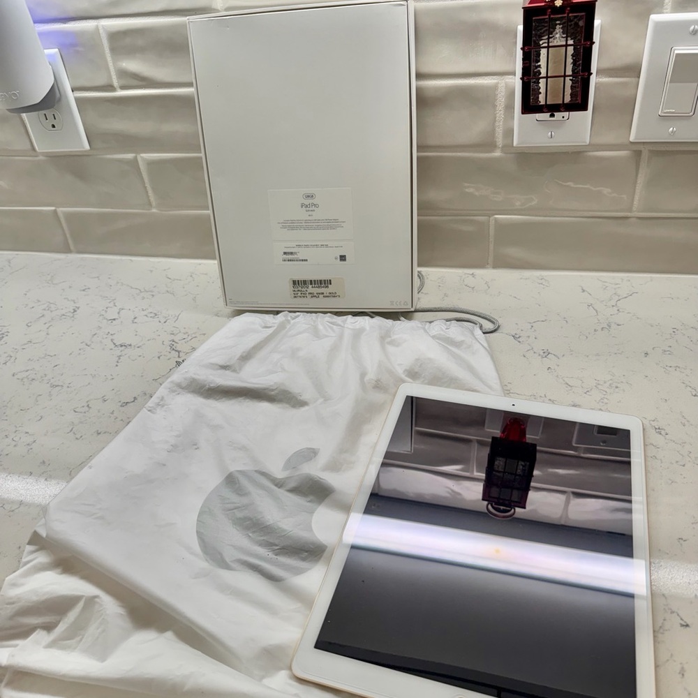 Apple 12.9” iPad Pro 128 GB (2nd Generation) Tablet in Gold comes with 2 cases. - Picture 3 of 16